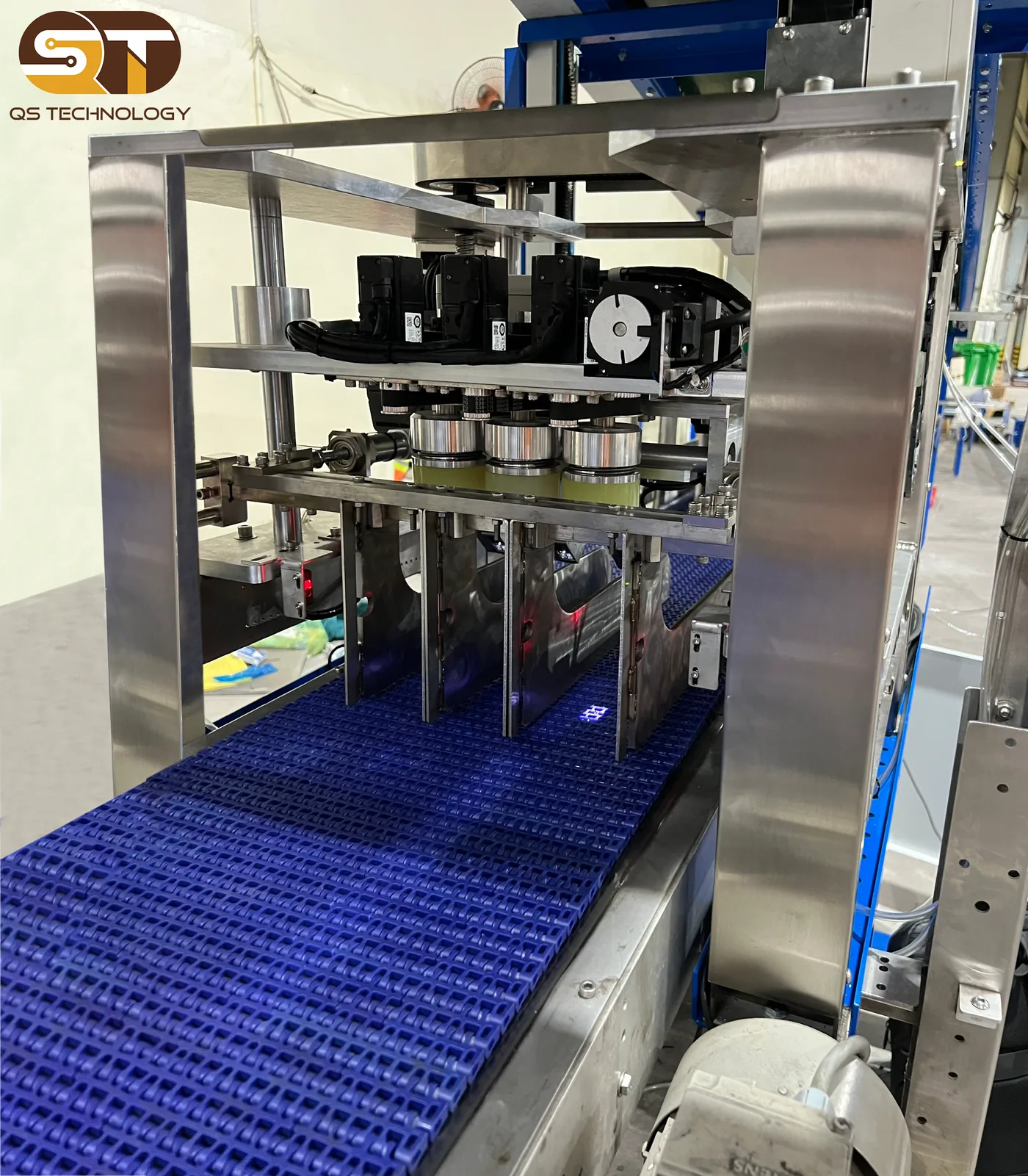 Cụm đầu xoay servo trên băng tải modular