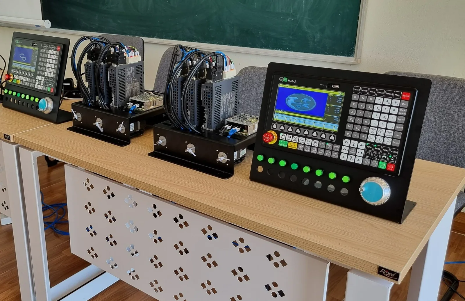 The Faculty of Mechanical Engineering – University of Technology and Education, Danang – holds the "CNC Control, Programming, and Simulation" workshop and receives CNC controllers donated by QS Technology