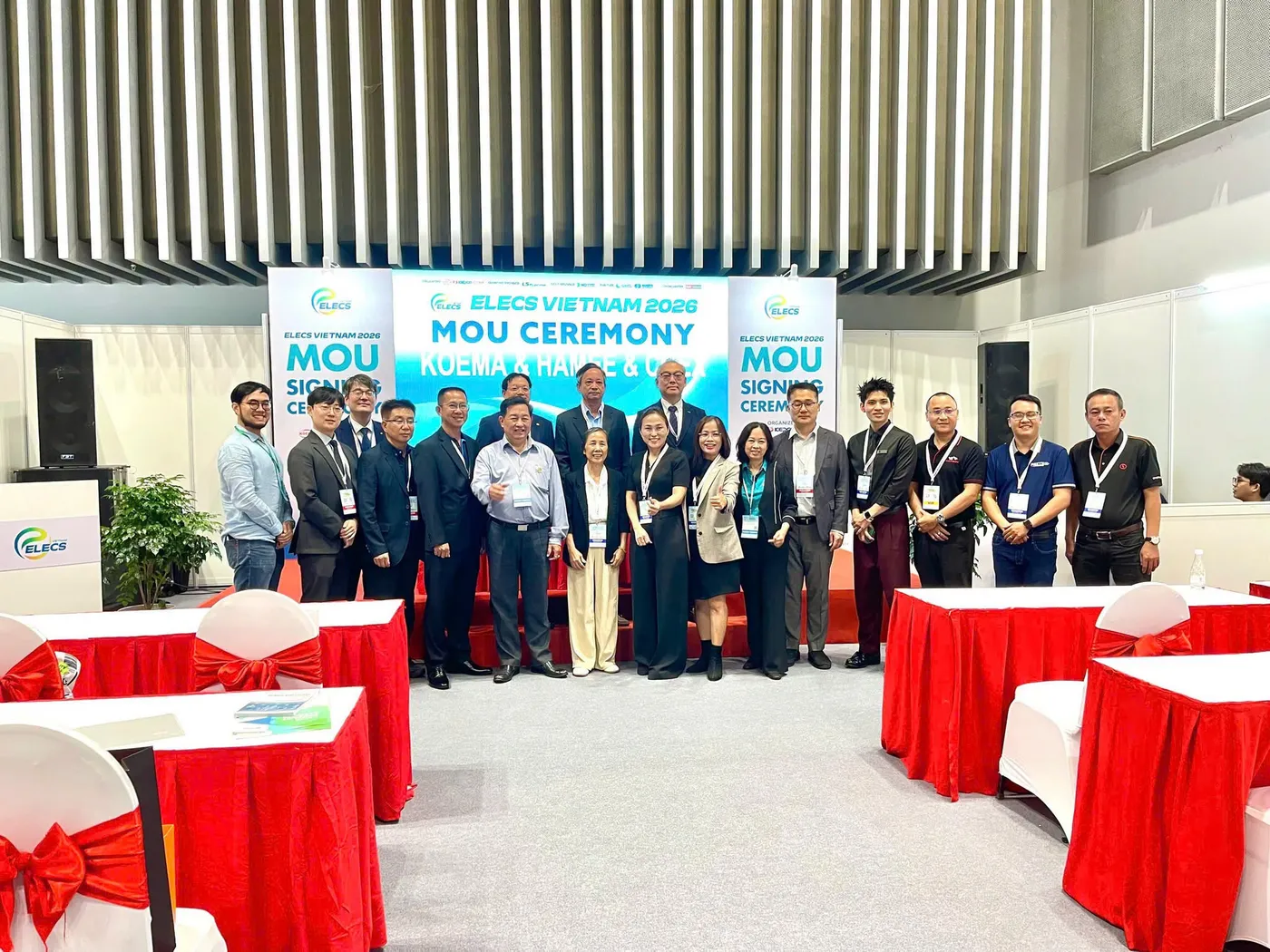 Đại diện HAMEE và các doanh nghiệp hội viên tại lễ ký kết MOU