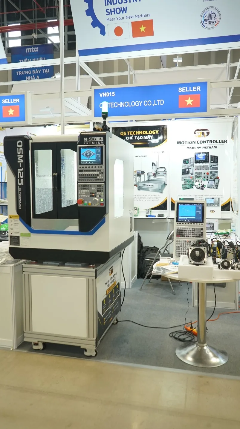 QSM-215 mini CNC machine at the QS Technology booth