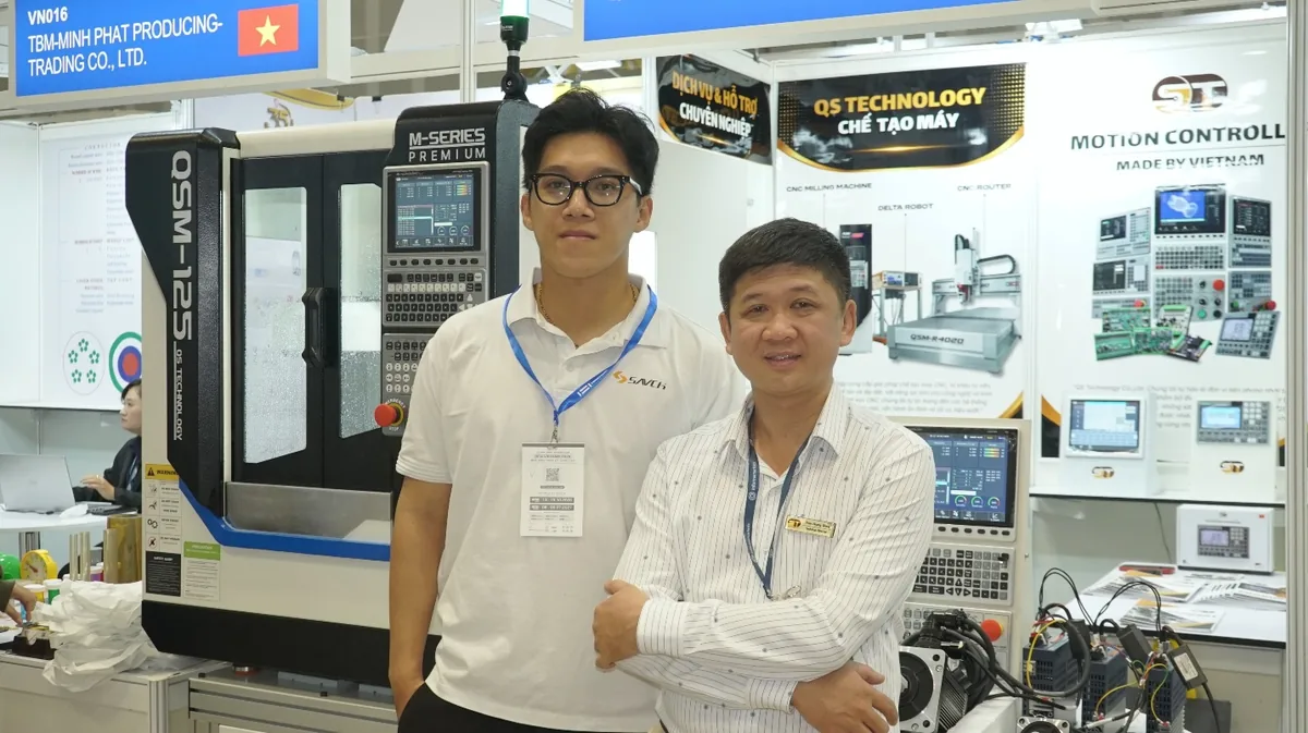 Customers in discussion at the QS Technology booth