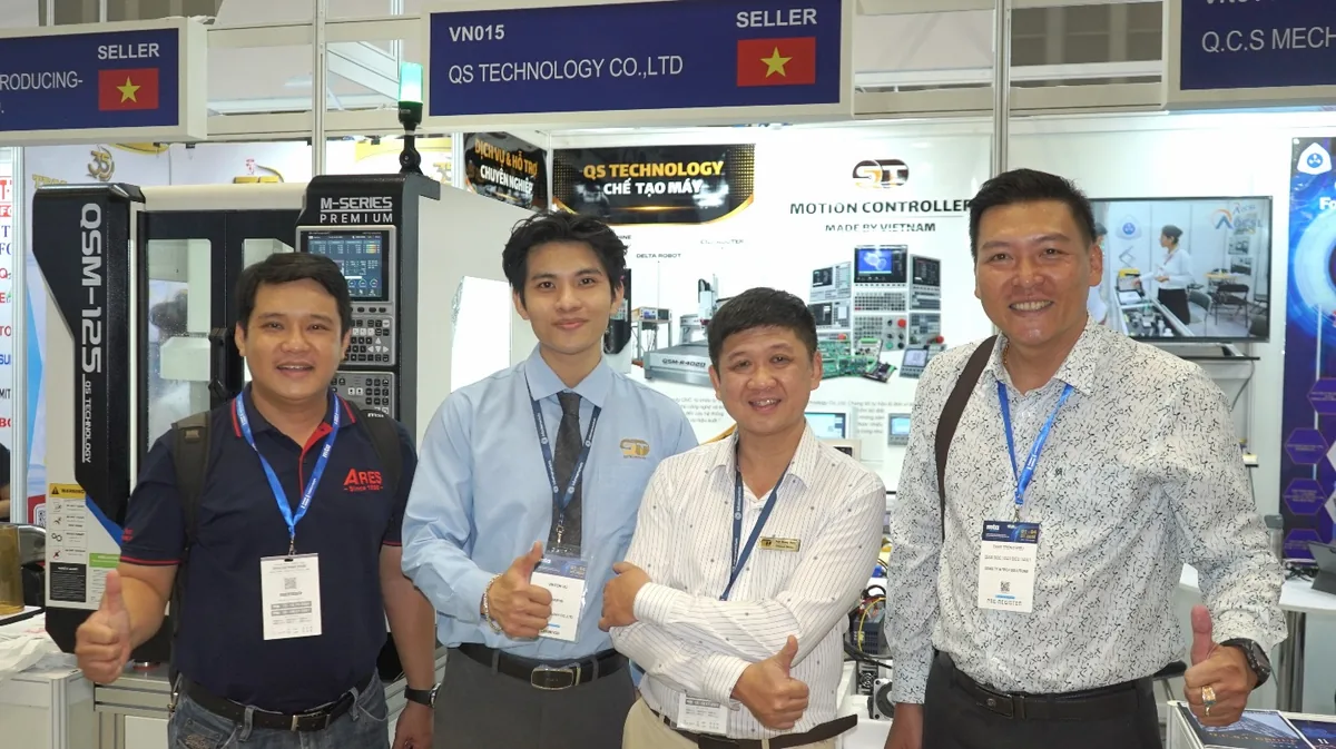 Partners and customers taking souvenir photos at the QS Technology booth